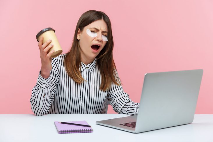 Guide to reduce absenteeism at workplace explained by Papershift scaled